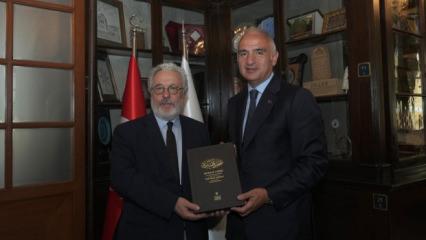 Bakan Ersoy, İslam K&uuml;lt&uuml;r, Sanat ve Tarih Araştırma Merkezi'ni ziyaret etti