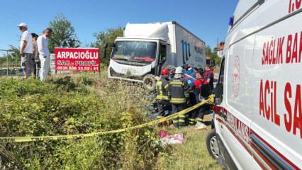 Kamyonla &ccedil;arpışan patpatın s&uuml;r&uuml;c&uuml;s&uuml; &ouml;ld&uuml;