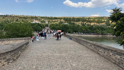 Kavurucu sıcaklar geldi, Diyarbakır&rsquo;ın &uuml;nl&uuml; eseri boş kaldı