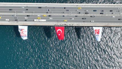 K&ouml;pr&uuml;ler kırmızı beyaza b&uuml;r&uuml;nd&uuml;: 15 Temmuz'da 253 şehit verdik ama vatanımızı vermedik!