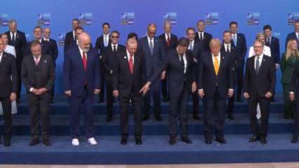 NATO Zirvesi'nde beyaz ayakkabı detayı! Rutte Trump'a g&ouml;sterdi