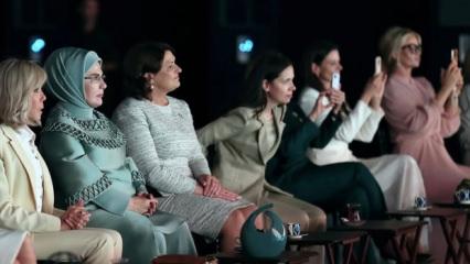 NATO Zirvesi'nde s&uuml;rpriz konser: Ajda Pekkan lider eşleri i&ccedil;in sahne aldı