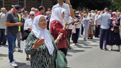 Soykırım kurbanlarının cenazeleri g&ouml;zyaşlarıyla uğurlandı
