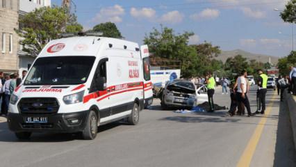 Van'da otomobil, park halindeki kamyona &ccedil;arptı: 1 &ouml;l&uuml;, 4 yaralı