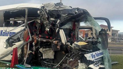 Yolcu otob&uuml;s&uuml; bariyere ve tabelaya &ccedil;arptı: 5'i ağır 15 yaralı