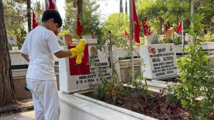 10 yaşındaki Abdullah milyonlara &ouml;rnek oldu! Şehit kabirlerini ve &ccedil;eşmeleri temizliyor