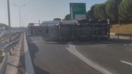 B&uuml;y&uuml;k&ccedil;ekmece'de beton tankeri devrildi: TEM Otoyolu Ankara istikameti kapandı
