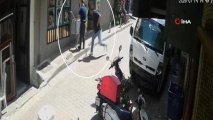 Tıraşını beğenmedi g&uuml;nler sonra berberini bı&ccedil;akladı: O anlar kamerada