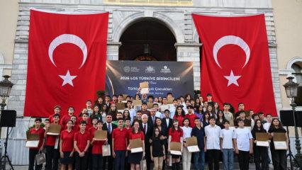 İstanbul Valiliğinden LGS'de T&uuml;rkiye birincisi olan &ouml;ğrenciler i&ccedil;in &ouml;d&uuml;l t&ouml;reni