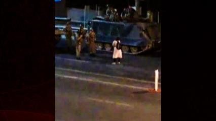  Darbeci askerlerin &uuml;zerine tek başına y&uuml;r&uuml;yen kadının 15 Temmuz direnişi hala hafızalarda
