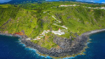 Atlas Okyanusu&rsquo;nun volkanik kayalar &uuml;zerindeki g&ouml;zc&uuml;s&uuml;: Farol do Arnel Deniz Feneri