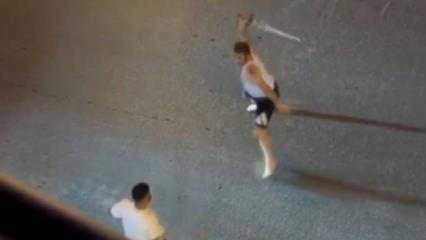 Sokak ortasındaki kavgada bu kez kılı&ccedil;lar &ccedil;ekildi: Mahalle savaş alanına d&ouml;nd&uuml;