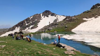 Bana mısın demediler! Hakkari&rsquo;nin dondurucu suları doğaseverleri ağırladı