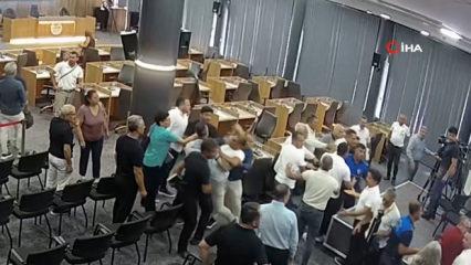 CHP'li belediye başkanı AK Partili meclis &uuml;yesinin &uuml;zerine y&uuml;r&uuml;d&uuml; ortalık karıştı