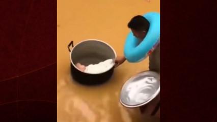 &Ccedil;in'de sel sularında mahsur kalan baba bebeğini tencereyle kurtardı