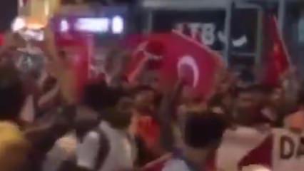 Darbeye karşı İstiklal Caddesi'nde tekbirli y&uuml;r&uuml;y&uuml;ş