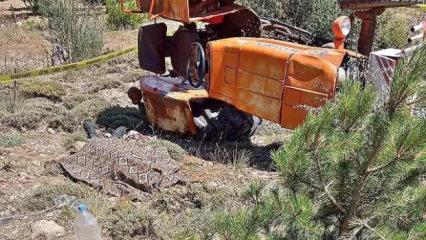 Devrilen trakt&ouml;r&uuml;n s&uuml;r&uuml;c&uuml;s&uuml; hayatını kaybetti