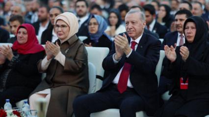 Emine Erdoğan: T&uuml;m d&uuml;nyaya ilan ettiğimiz tarihi bir d&ouml;n&uuml;m noktası