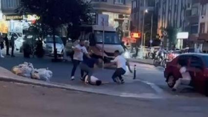 Gaziosmanpaşa'da dehşet! Yere d&uuml;şen gencin başına defalarca tekme attılar