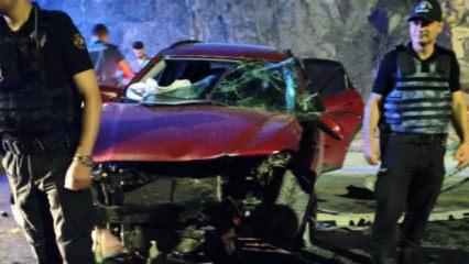 Hakkari'de otomobiller kafa kafaya &ccedil;arpıştı: Yaralılar var