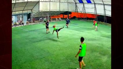 Halı sahada m&uuml;thiş gol kamerada!