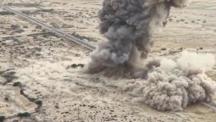 Pakistan'da kanlı pusu: Bomba y&uuml;kl&uuml; kamyonla dehşet sa&ccedil;tılar