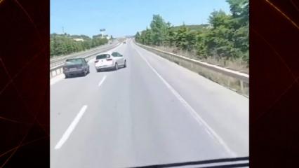 Petrol istasyonundan &ccedil;ıkıp sol şeride kırdı! Ucuz atlatılan facia kamerada