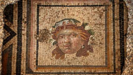 "Sadece mozaiği değil, zedelenen hafızayı da onarıyoruz!" Zeugma'nın 13. paneli evinde