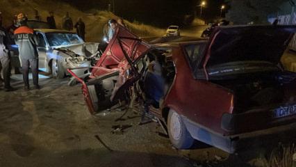 Sivas'ta 2 otomobil kafa kafaya &ccedil;arpıştı