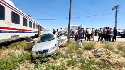 Tren, hemzemin ge&ccedil;itte otomobile &ccedil;arptı: 3 yaralı