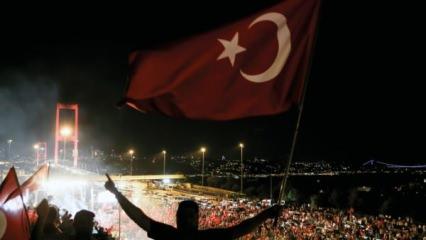 &Uuml;zerinden 10 yıl ge&ccedil;ti kimse unutmadı: Darbe girişimine karşı &uuml;nl&uuml;lerden 15 Temmuz paylaşımı