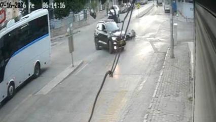 İzmir'deki feci kazada s&uuml;r&uuml;c&uuml; ka&ccedil;tı: Motosikletlinin savrulduğu o anlar kameraya yansıdı