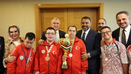 Bakan Bak, madalya kazanan &ouml;zel sporcularla bir araya geldi