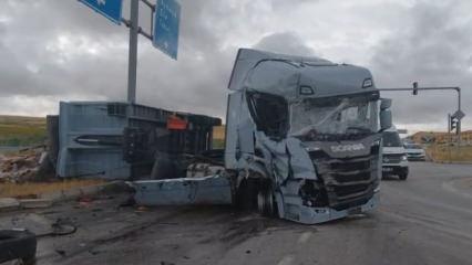 İki tır &ccedil;arpıştı: &Ccedil;orum'daki kaza anı kameralara b&ouml;yle yansıdı
