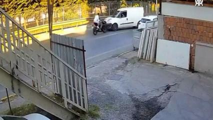 Sultanbeyli'de motosiklet ile hafif ticari aracın &ccedil;arpıştığı kaza kamerada
