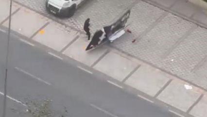  Avcılar'da fırtına sırasında u&ccedil;an reklam panosu bir vatandaşın &uuml;zerine d&uuml;şt&uuml;