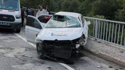 İneg&ouml;l'de otomobil k&ouml;pr&uuml; &uuml;zerindeki bariyerlere &ccedil;arptı: Yaralılar var