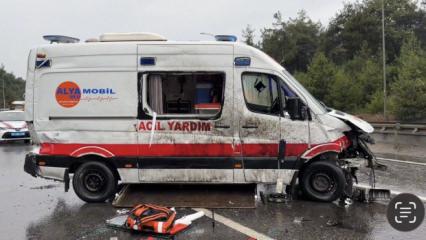 &Ccedil;ekmek&ouml;y&rsquo;de ambulans bariyerlere &ccedil;arparak devrildi