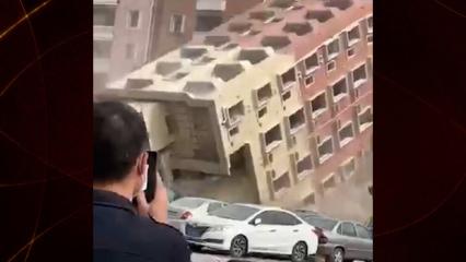&Ccedil;in&rsquo;de yıkım sırasında akılalmaz anlar! Yıkılan bina ara&ccedil;ların &uuml;st&uuml;ne &ccedil;&ouml;kt&uuml;!