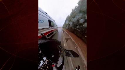 Emniyet şeridini kullanan motosikletli ambulansa &ccedil;arptı! O anlar kameraada