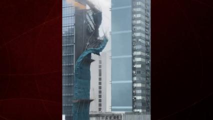 Hong Kong'da dev iskele kağıt gibi yıkıldı: O anlar kamerada