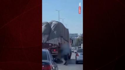 Kamyon şof&ouml;r&uuml;nden akılalmaz hamle: Lastiği patlayan aracı devrilmekten b&ouml;yle kurtardı