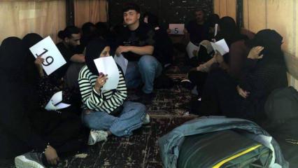 Kamyonetin kasasında 20 ka&ccedil;ak g&ouml;&ccedil;men yakalandı