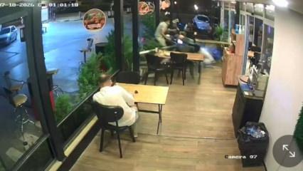 Motosiklet lokantanın i&ccedil;ine daldı: Yemek yiyen m&uuml;şteriyi bi&ccedil;ti! O anlar kamerada
