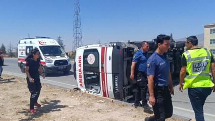 Niğde'de ambulans ile otomobil &ccedil;arpıştı: 5 yaralı