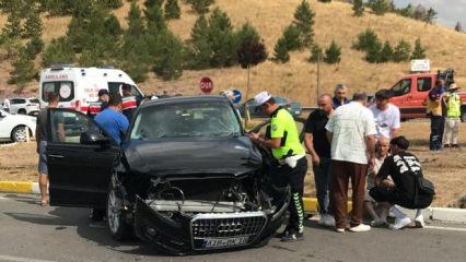 Sivas'ta feci kaza: 2 otomobil &ccedil;arpıştı, 1 &ouml;l&uuml; ve 8 yaralı var