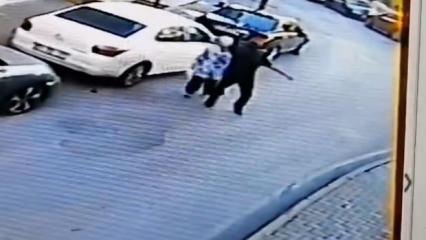 Pazardan d&ouml;nen yaşlı kadına sokak ortasında saldırdı! Vurup ka&ccedil;tığı an kamerada