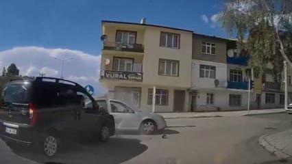 Trafik kazası anbean ara&ccedil; kamerasında