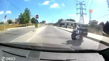 Trafikte telefonla oynayan motosikletliyi uyarınca olanlar oldu! Tornavidayla saldırdı
