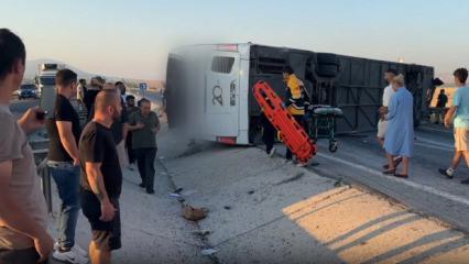 Yolcu otob&uuml;s&uuml; bariyerlere &ccedil;arpıp devrildi! &Ccedil;ok sayıda yaralı var